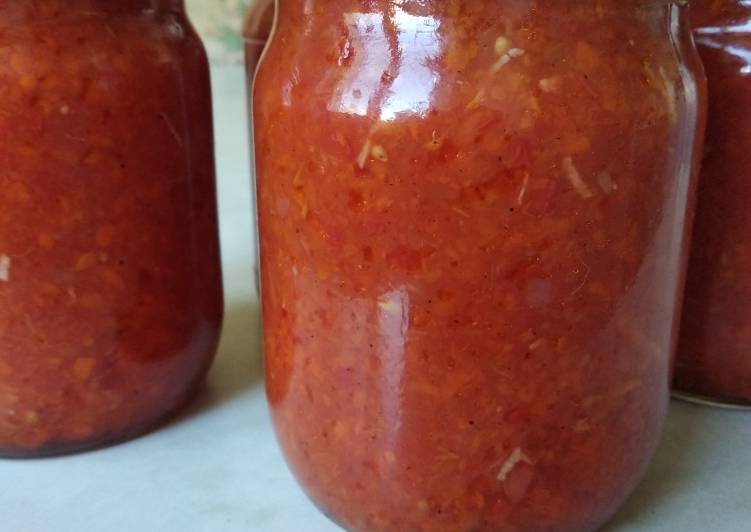 Икра из томатов. Икра на зиму морковь лук перец помидоры. Икра из болгарского перца. Икра из перца болгарского и помидоров на зиму. Перец в томате на зиму.