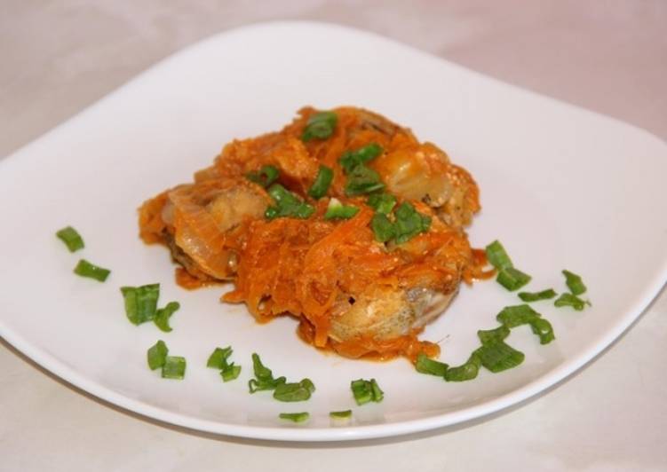 Минтай тушеный с овощами и майонезом