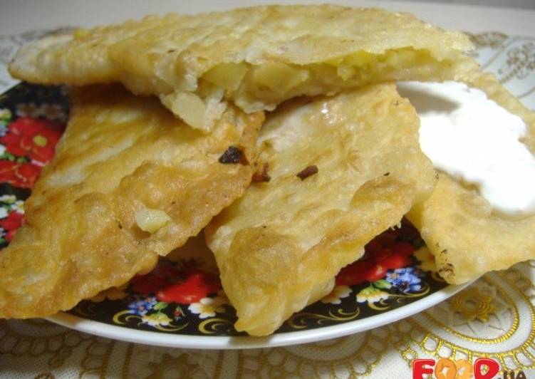 Чебуреки с сыром и сырой картошкой — рецепт с фото пошагово картинки Чебуреки с сыром и сырой картошкой — рецепт с фото пошагово картинки