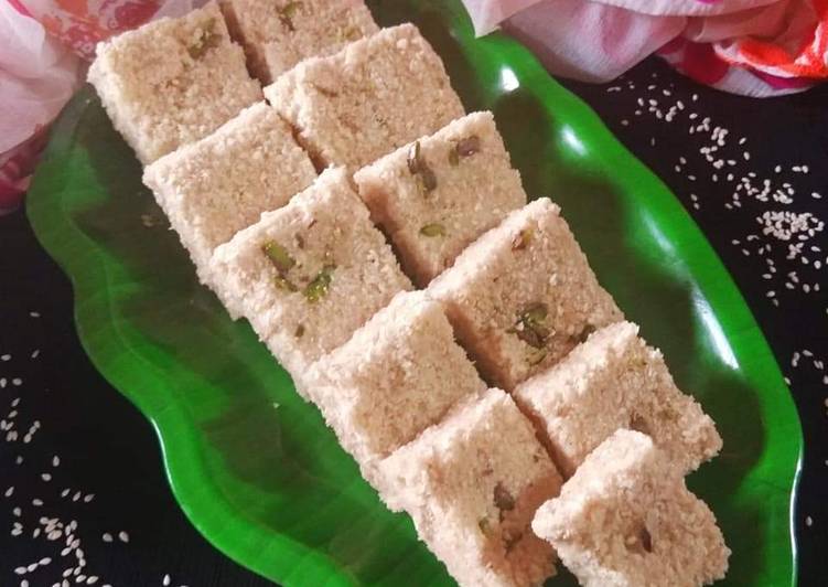 Neelima Rani द्वारा तिल सूजी बरफी (Till Suji Barfi recipe in hindi) रेसिपी  - Cookpad India