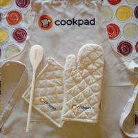 Kit de delantal, manopla, agarradera y cuchara con el logo de Cookpad 