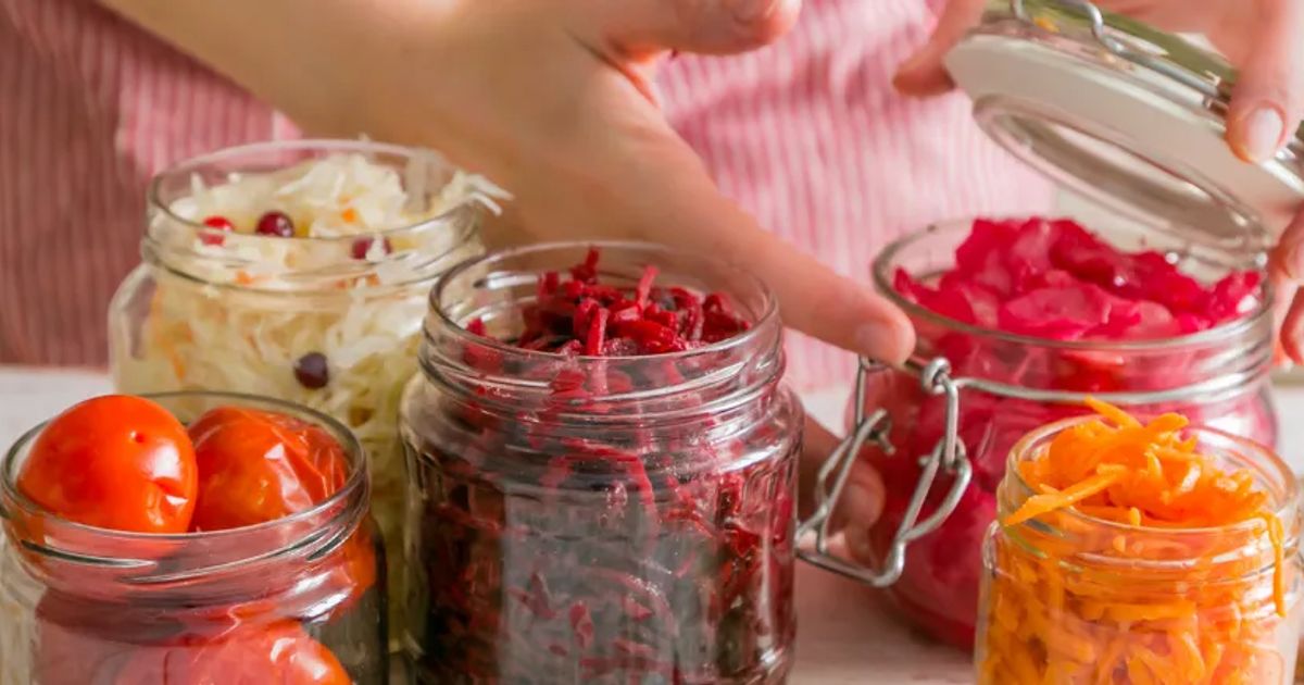 Pain maison, kimchi et plus encore : Guide rapide pour commencer à fermenter chez soi et soigner votre intestin