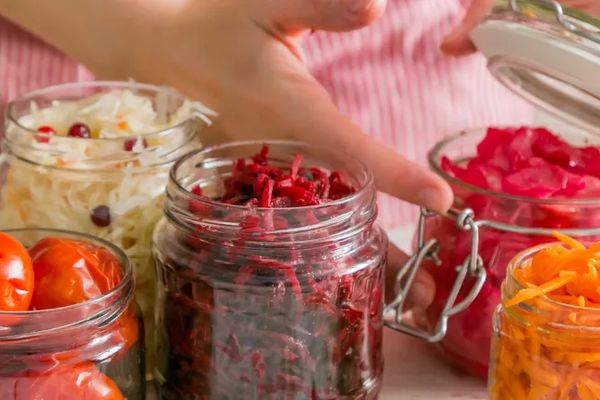 Pain maison, kimchi et plus encore : Guide rapide pour commencer à fermenter chez soi et soigner votre intestin