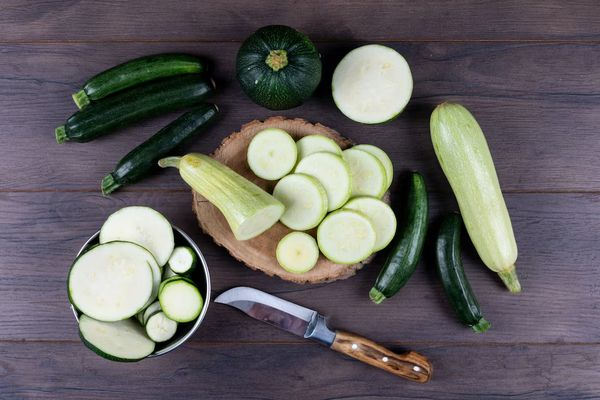 Tout sur la courgette : de l'assiette au jardin - recettes sucrées et salées