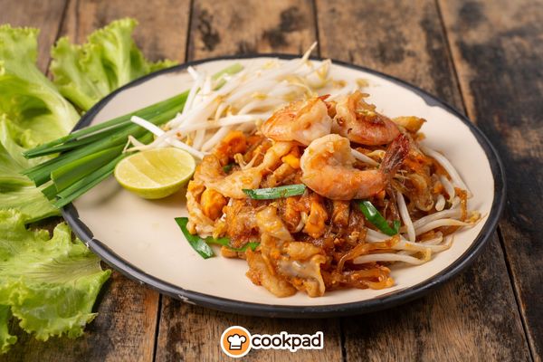 All about Pad Thai: What It Is, Ingredients, Calories & Recipes