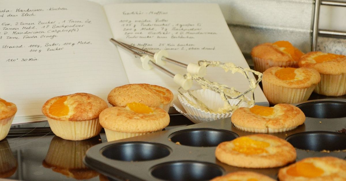Why do cakes sink in the middle? Your cake baking problems solved 🍰