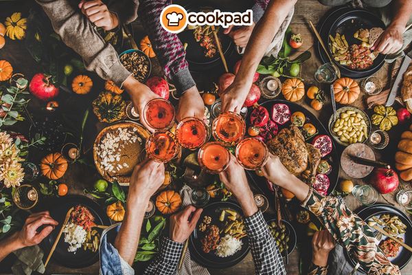 How to Host a Friendsgiving Party Everyone Will Love