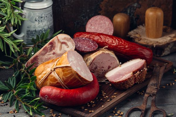 همه چیز درباره کالباس؛ انواع آن، ادویه‌ها و  دستورهای عالی خانگی