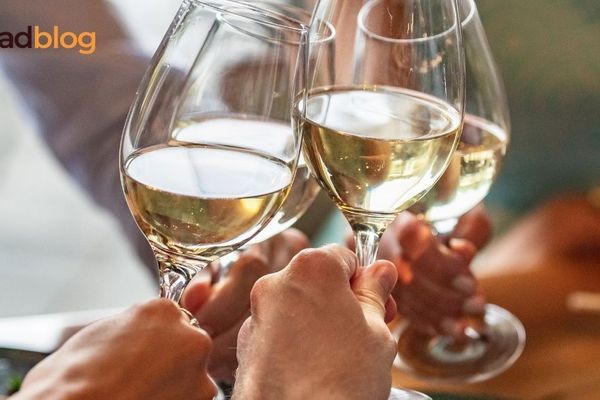 Comment dire “Santé !” en 50 langues : le guide international pour trinquer