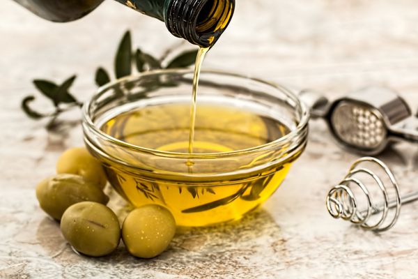 Huile d’olive : comment la choisir, la conserver et bien l’utiliser en cuisine