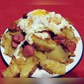 El cooksnap de Brandon cuando hizo Salchipapas con huevo al caballo y colchón de cebolla.