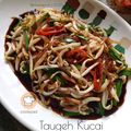 Cooksnap Nor Al Fatihah semasa beliau membuat Taugeh Kucai Goreng Kicap.