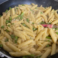 El cooksnap de Ana M Lara Hernández cuando hizo Pasta con espárragos, camarones y chícharos en una sola olla.