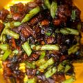 Cooksnap Luqman Fahmi Abdul Fattah semasa beliau membuat Daging Lembu Goreng Kaprau Thai.