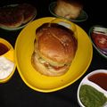 Dipika Bhalla का कुकस्नैप जब उन्होंने ब्रेड आलू टिक्की वेज बर्गर (bread aloo tikki veg burger recipe in Hindi) बनाया था।