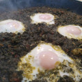El cooksnap de Ragnar Nieto cuando hizo Huevos al plato con espinacas y guisantes congelados.