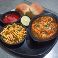Noopur Alok Vaishnav 's cooksnap of when they made લીલા વટાણા નું સેવ ઉસળ (Lila Vatana Sev Usal Recipe In Gujarati).