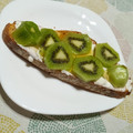 El cooksnap de Hakuna Matata cuando hizo Desayuno saludable: tostadas integrales kiwi miel y queso crema.