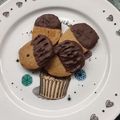 Gyöngyi 💇‍♀️ Cooksnap-ja, amikor elkészítette a(z) Fehér - és étcsokiba mártott kardamomos keksz 🍪 receptet.