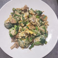 El cooksnap de Paula Hinke Nutrición cuando hizo Revuelto de trigueros y brócoli a la cerveza y ajo negro.