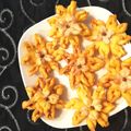 Anupama Maheshwari का कुकस्नैप जब उन्होंने लीफ फ्लावर मठरी (leaf flower mathri recipe in Hindi) बनाया था।