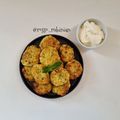il rosso rubinian quando ha preparato Crocchette di zucchine alla greca (kolokithokeftèdes)