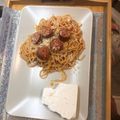Cooksnap από Evangelos Barberis στη συνταγή Λουκάνικα με μακαρόνια πέννες και τριμμένο κασέρι