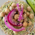Cooksnap de Delfina Aleixo quando cozinhou Tortitas de Arroz com Tomate e Pickles de Cebola Roxa.
