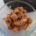 Cooksnap Chen Violet semasa beliau membuat Sambal berapi cili padi kentang + tempe.