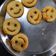 Sonal Sardesai Gautam का कुकस्नैप जब उन्होंने पोटैटो स्माइली (potato smiley recipe in Hindi) बनाया था।