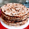 Chandra kamdar का कुकस्नैप जब उन्होंने क्रिस्पी भाकरी (Crispy Bhakri recipe in Hindi) बनाया था।