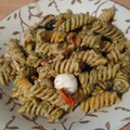El cooksnap de GOOMER (en salsa verde) cuando hizo Ensalada de Fusilli con Pesto Suave, Cherry, Mozzarella, Aceitunas Negras con Piñones y Pistachos.