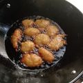 Cooksnap Nazilatul hasanah Sulaiman semasa beliau membuat Cekodok pisang.