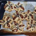 El cooksnap de ghaniatreides cuando hizo Canapés flor de hojaldre con Frankfurt y aceitunas.