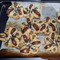 El cooksnap de ghaniatreides cuando hizo Canapés flor de hojaldre con Frankfurt y aceitunas.