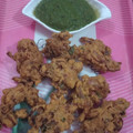 Vanshi Desai का कुकस्नैप जब उन्होंने कैप्शिकम अनियन क्रिस्प पकौड़ा(Capsicum onion crispy pakoda recipe in hindi) बनाया था।
