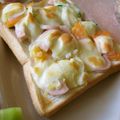 時花菜's cooksnap of when they made 余ったポテトサラダのリメイクパン.