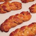 Cooksnap από Ioanna Karagiannh στη συνταγή Τσουρεκάκια με σταγόνες σοκολάτας