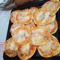 Cooksnap dari Nunuk Indarti untuk resep Pizza mini ekonomis dan lembut. ide jualan paling menguntungkan