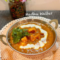 Madhu Walter का कुकस्नैप जब उन्होंने पनीर स्टफड शिमला मिर्च विद टोमेटो ग्रेवी बनाया था।