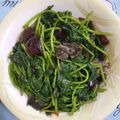 愛吃的小芸 的 地瓜葉炒皮蛋 cooksnap