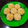 Juhi Prakash Sewani 's cooksnap of when they made Murmura Ladoo (Puffed rice Ladoo).