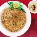 Richa Vardhan का कुकस्नैप जब उन्होंने आलू का पराठा, टमाटर की मीठी और हरी चटनी(Aloo ka paratha tamatar बनाया था।