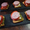 El cooksnap de jorbasmar cuando hizo Tapas - Cebolla caramelizada con queso fresco tradicional, tomates Rosa Extremeño y mini pimientos italianos fritos.