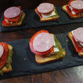 El cooksnap de jorbasmar cuando hizo Tapas - Cebolla caramelizada con queso fresco tradicional, tomates Rosa Extremeño y mini pimientos italianos fritos.