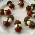 El cooksnap de misg1 cuando hizo Pinchitos de cherrys y mozzarella con aliño de albahaca.