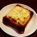 ＊yomogi＊'s cooksnap of when they made 余ったポテトサラダのリメイクパン.