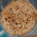 Bhavya food and snacks vlog का कुकस्नैप जब उन्होंने आलू का पराठा (aloo ka paratha recipe in Hindi) बनाया था।