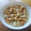 Szabó Zsuzsanna Cooksnap-ja, amikor elkészítette a(z) #22 08 18 Zellerkrémleves tejszín nélkül pirított rozskenyér kockákkal receptet.