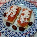 Cooksnap από 𝒳𝓇𝓊𝓈𝑜𝓊𝓁𝒶 𝒦𝑜𝓃𝓉𝑜𝓅𝑜𝓊𝓁𝑜𝓊 στη συνταγή Ψωμί με ντομάτα φέτα και ελιές!!